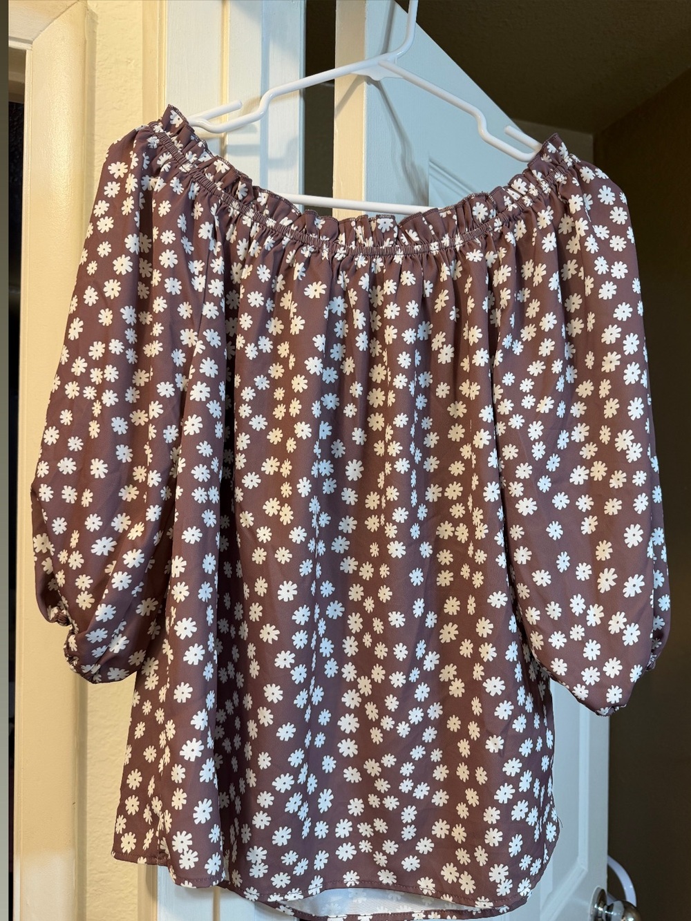 Off-Shoulder Floral Blouse in Mauve with White Daisies
